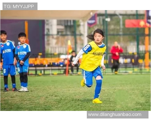 杨静深入解析足球技巧与战术分享独特见解助你提升球技 杨静深入解析足球技巧与战术分享独特见解助你提升球技